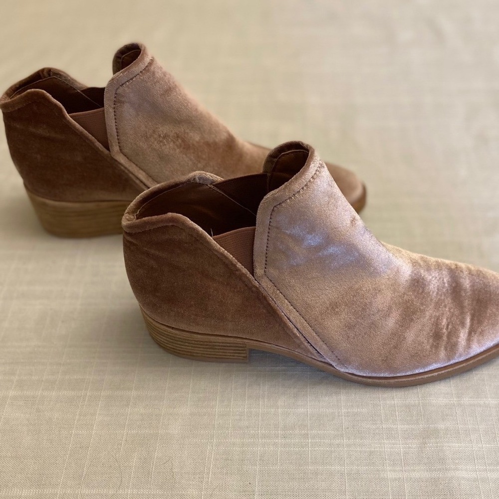 Dolce Vita Women's Size 7.5 Pink Rose Velvet Ankle Booties - Picture 4 of 10